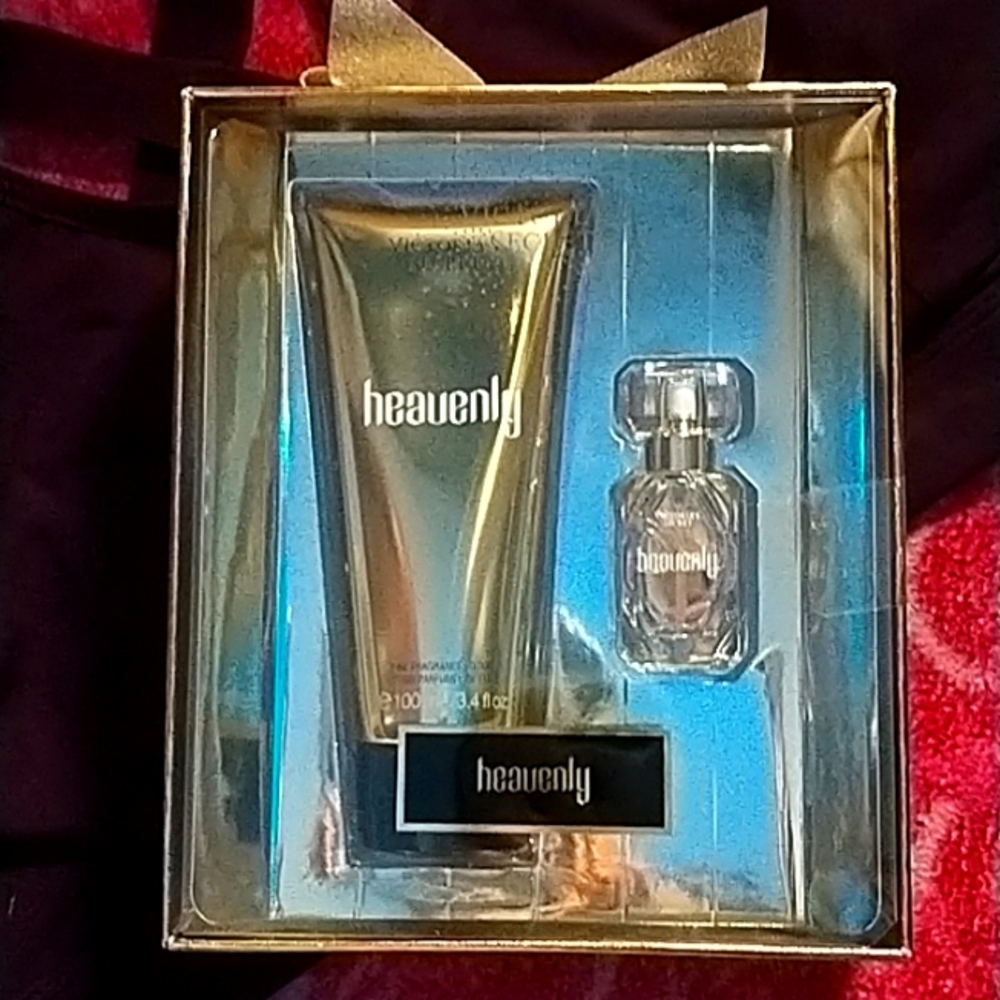 N.i.B. heavenly perfume and body lotion gift set.